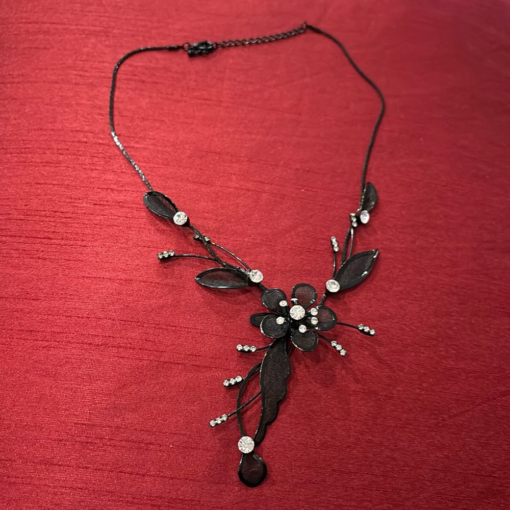 Crystal rhinestone black flower vine necklace